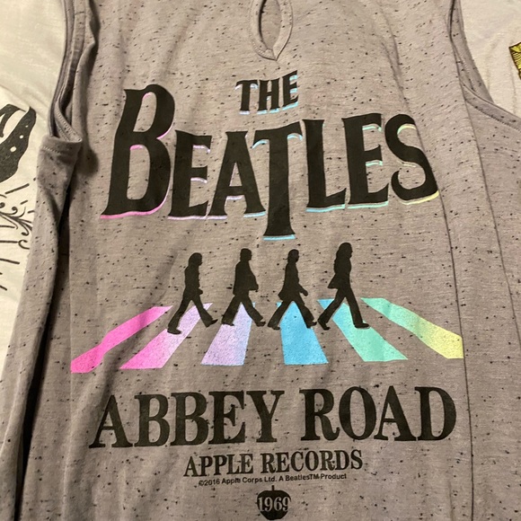 Lot of Women’s Graphic Tees - Picture 3 of 4